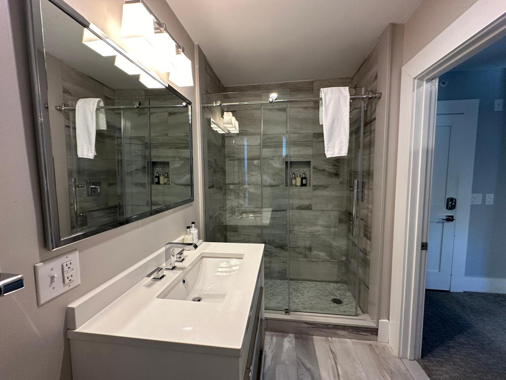 Entire Modern 7 Unit 7 Bath Boutique Inn Newport Luaran gambar